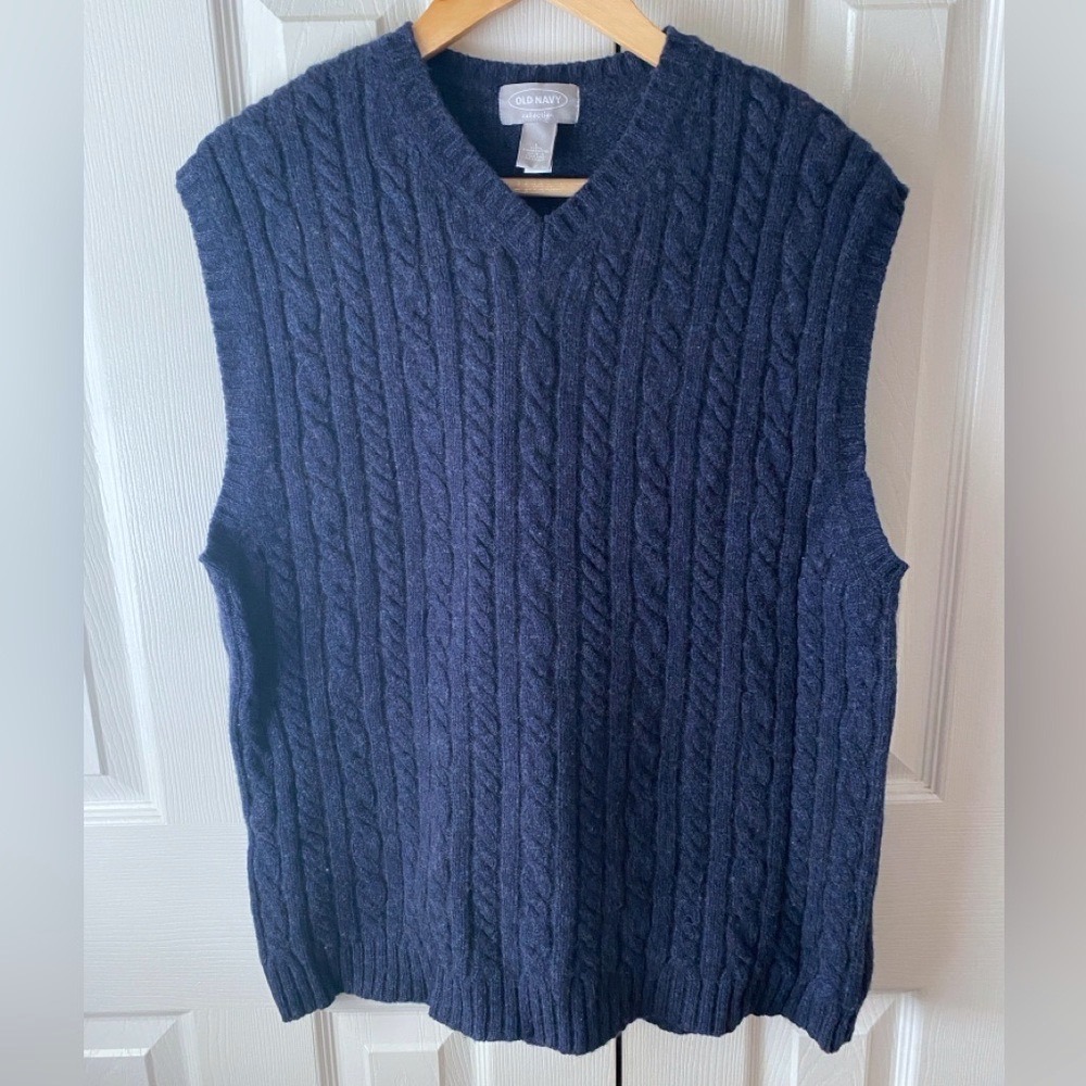 VINTAGE Y2K Old Navy 100% Lambswool High V-Neck
Cableknit Fisherman Sweater Vest